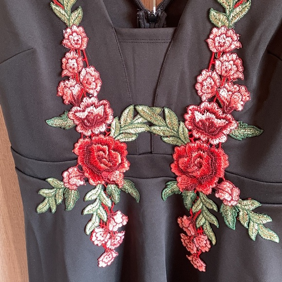 Black dress with embroidered roses. Size XL - Picture 2 of 5